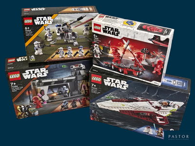 Trois coffrets Lego Star Wars sont présentés sur un fond bleu
