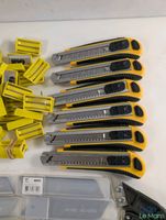 Lot de 260 lames de cutter, 15 cutters, 4 grattoirs à joints… (photo 2)