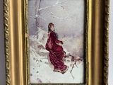 une image représentant une femme en robe rouge dans la neige