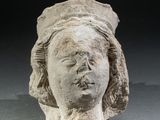 tête d'une statue représentant une femme portant une coiffe