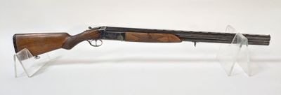 un fusil de chasse à canon en bois posé sur un support transparent