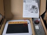 un boîtier contenant une tablette et une télécommande