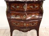 une petite commode en bois avec dessus en marbre
