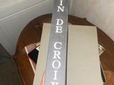 une personne tenant un livre posé sur une table