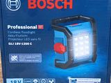 La boîte d'une lampe de travail LED Bosch Professional est posée sur une table