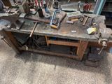 un établi avec de nombreux outils