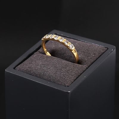 un gros plan d'une bague dans une boîte noire posée sur une surface noire