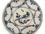 une assiette bleue et blanche avec un oiseau dessus