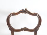 une chaise en bois avec un miroir fixé au dossier