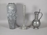 trois vases et un vase sur la table