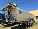 un camion garé à côté d'un immeuble
