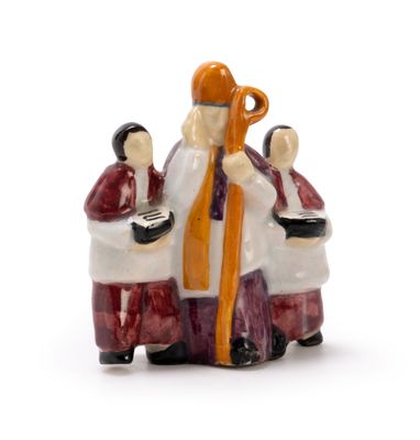 une figurine représentant un groupe de personnes assises sur un banc