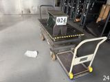 une table sur laquelle est posé un panneau, dans un entrepôt