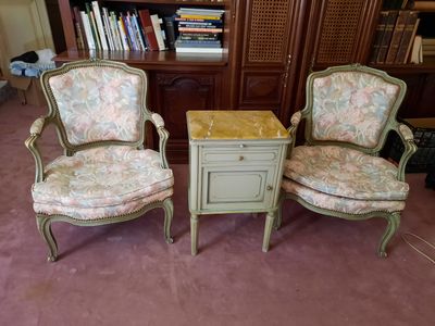 deux chaises placées à côté d'une table