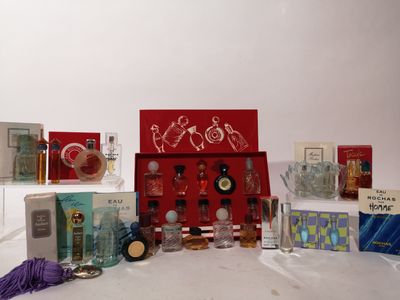 de nombreux parfums de toutes sortes exposés sur une table