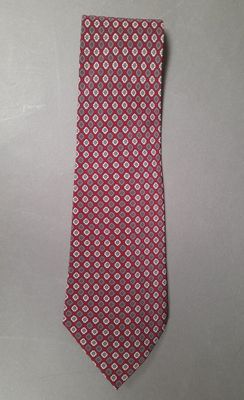 the tie is red and white with a pattern on it