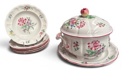 deux assiettes et un bol décorés de fleurs