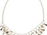 un collier en or orné de pierres multicolores montées sur une chaîne