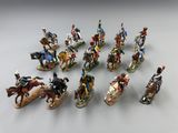 Les figurines représentent des soldats de couleurs et de tailles variées.
