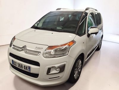 la petite voiture blanche est garée dans une pièce blanche