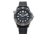 gros plan d'une montre sur fond blanc