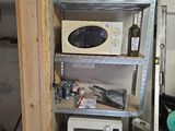 un micro-ondes et un four à micro-ondes posés sur une étagère dans une pièce