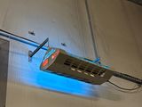 une lumière bleue fixée au plafond d'un immeuble