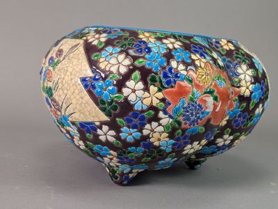 un vase orné d'un motif représentant des fleurs et des oiseaux