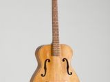 une image représentant une guitare accrochée à un mur