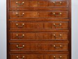 une commode ancienne en acajou avec des poignées en laiton