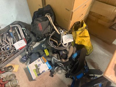 plein d'outils et un sac à dos par terre