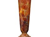 un vase posé sur une surface blanche