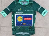Le maillot est vert et blanc, avec un logo dessus.