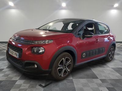 la citrole rouge est garee sur un carrelage en damier