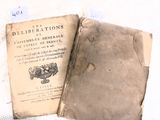 deux vieux livres posés sur une nappe blanche