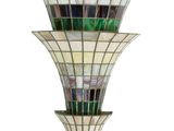 un gros plan d'une lampe accrochée au mur, sur fond blanc