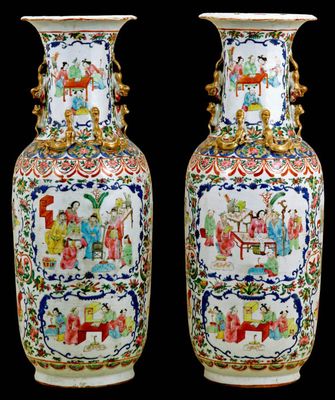 paire de vases chinois ornés de scènes peintes sur fond noir