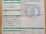 un gros plan d'un document posé sur une table, sur lequel figure un code-barres