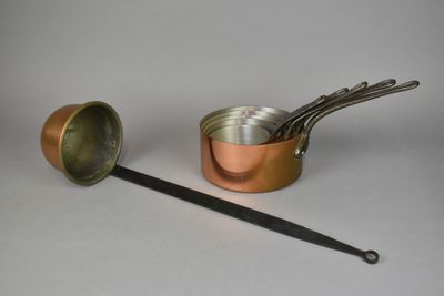 Lot de CUIVRES comprenant 5 casseroles et une louche