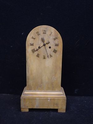 une petite horloge en bois avec des chiffres romains