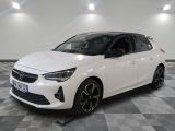 une voiture blanche garée sur un sol en damier dans un garage