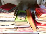 un grand nombre de livres empilés sur une table