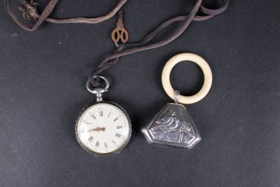 deux horloges posées sur une table noire
