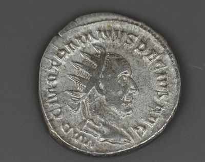 Gros plan sur une pièce d'argent portant une tête d'homme