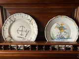 deux assiettes posées sur un piano