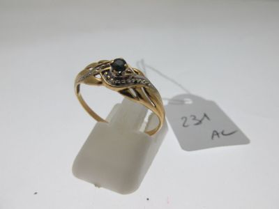 Gros plan sur une bague en or ornée d'un diamant noir