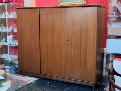 une armoire en bois avec un plateau en verre dans une pièce