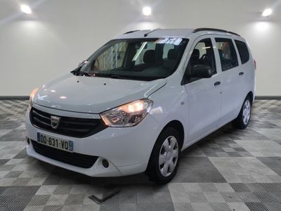 la photo d'une petite voiture blanche garée dans un garage