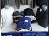 un présentoir de pulls et de vestes exposés dans un magasin