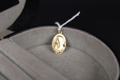 une petite pièce d'or dans une boîte attachée par une corde